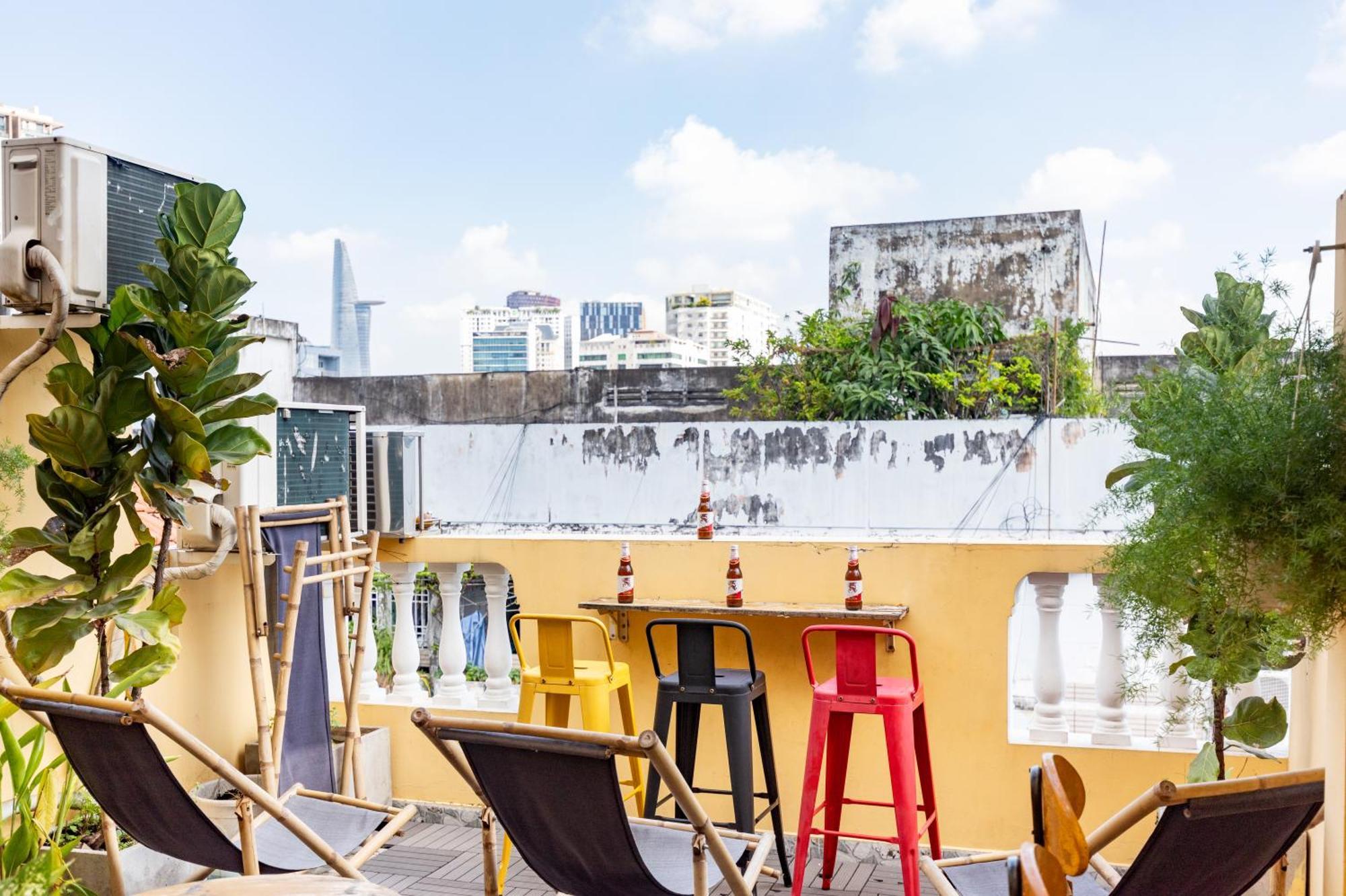 Hostel Saigon Authentic Hostel - Walking Neighborhood & City Tour, Cooking Class, Free Fresh Breakfast, Gym & Rooftop Billiard *